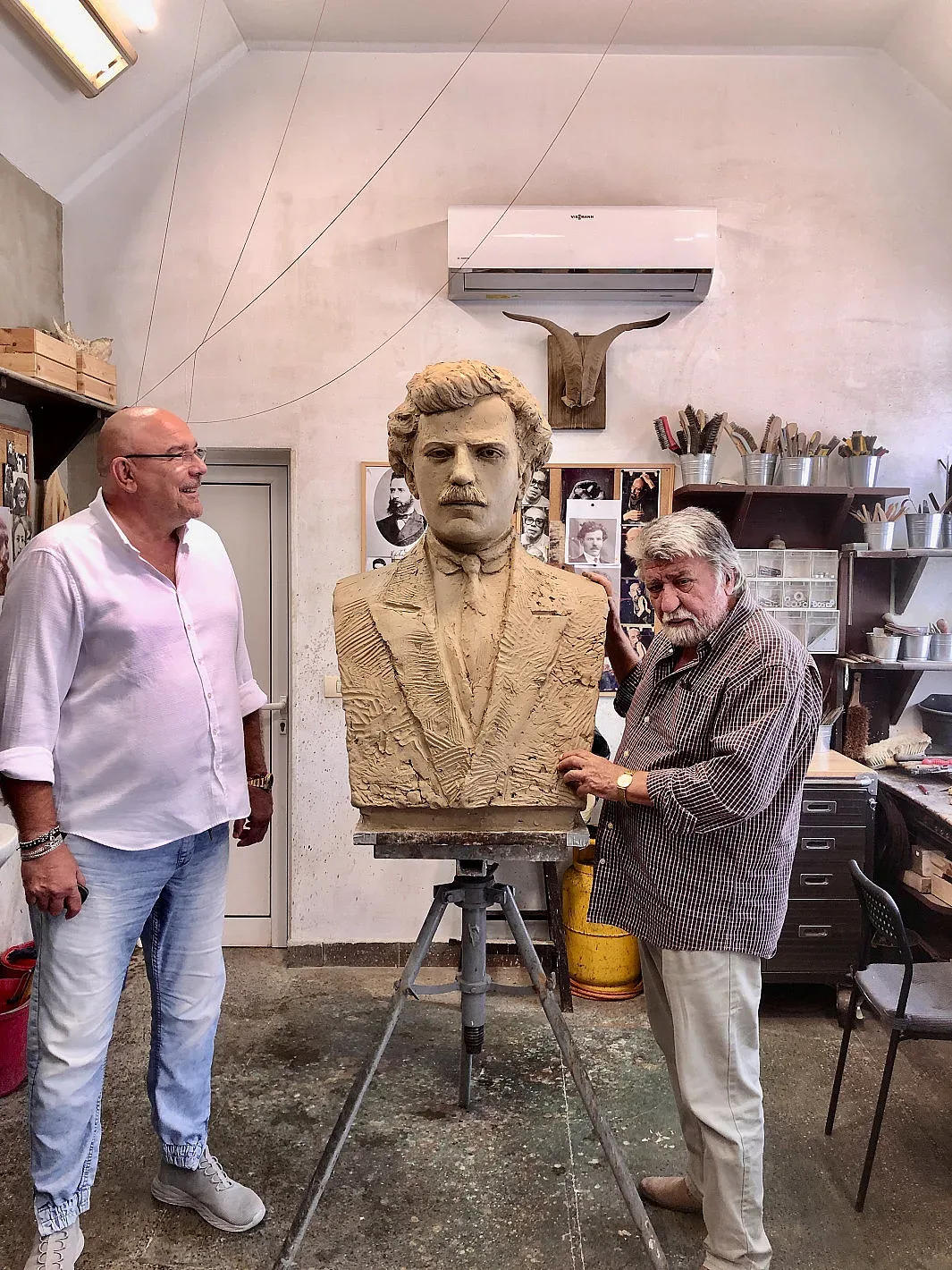 Вежди Рашидов вае паметник на Стоян Омарчевски