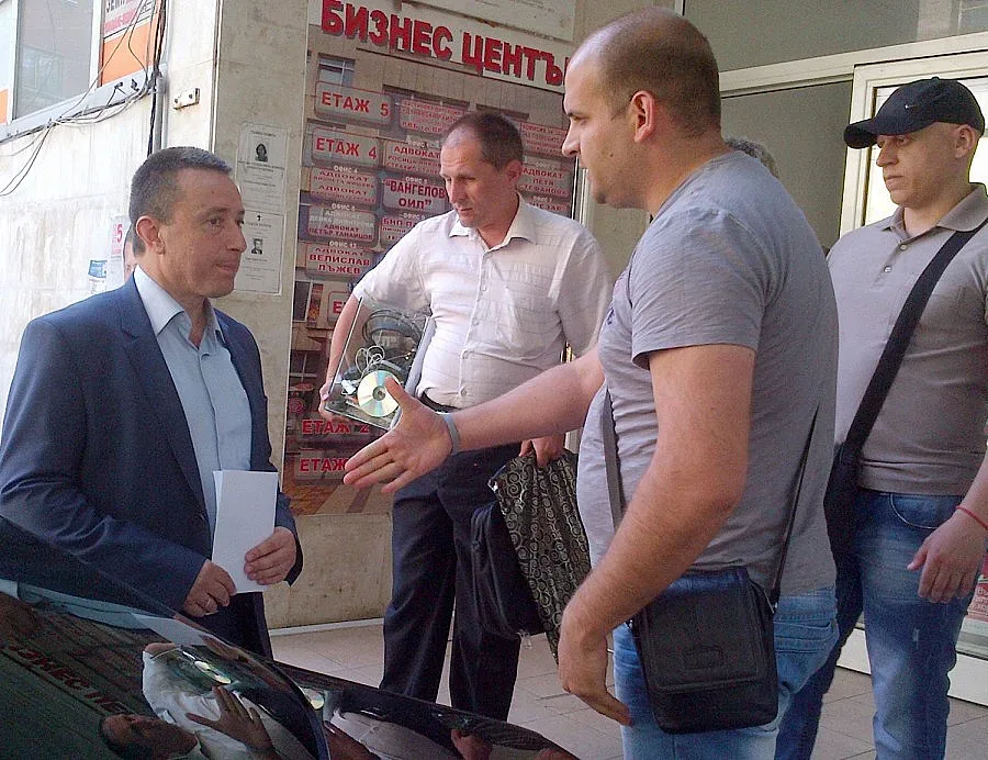 Младежи от ГЕРБ събраха флашки за Станишев