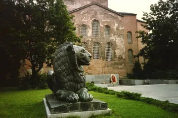 Главнокомандващият на Катар пристигна в България