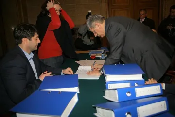 Данъчната секира разделя партиите