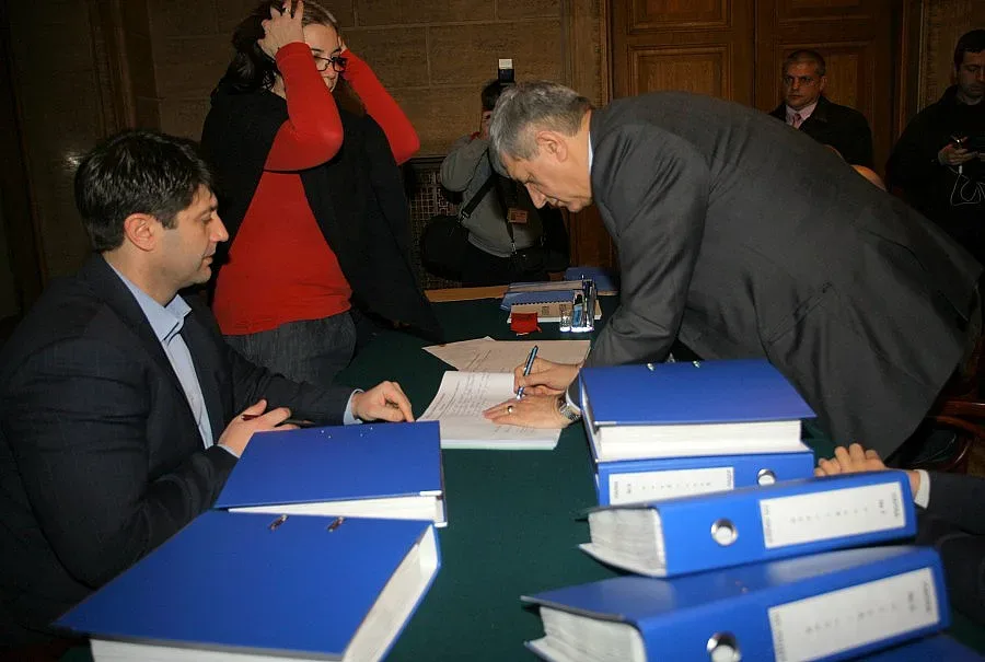 Данъчната секира разделя партиите