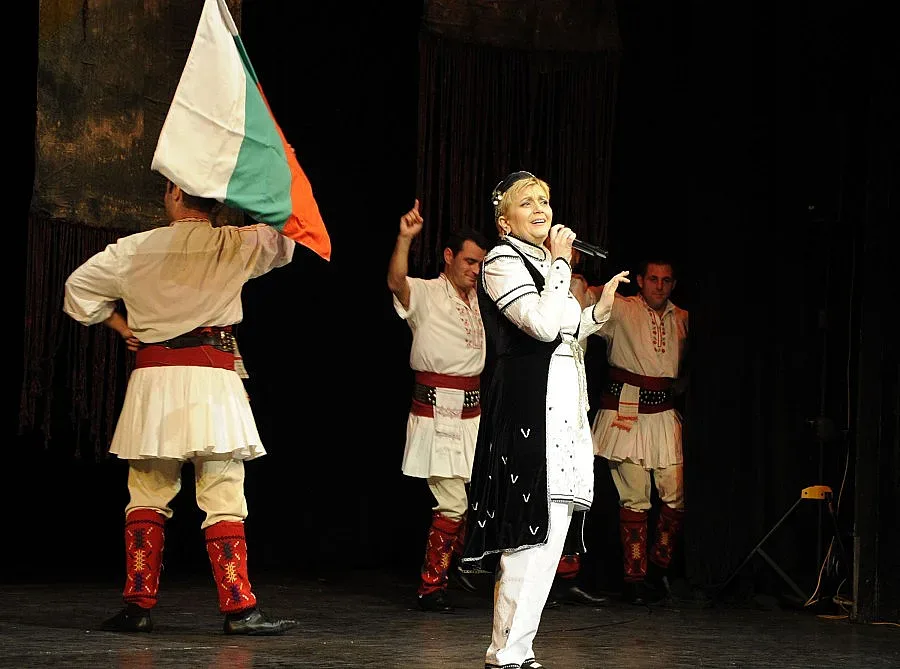 Николина Чакърдъкова застана зад Пламен Орешарски