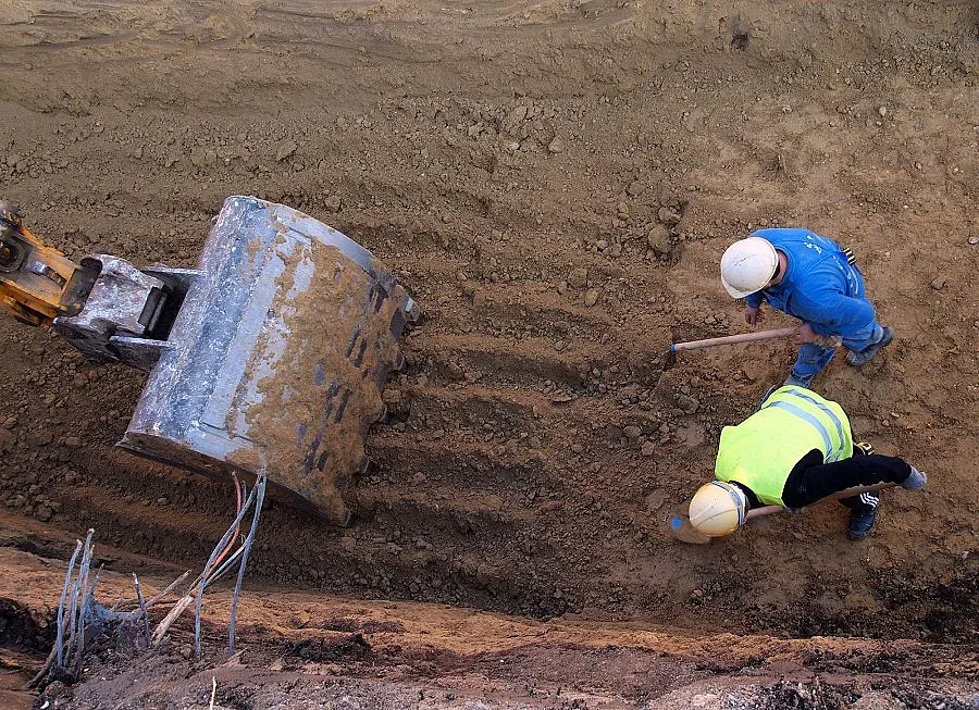 Работник загина в саркофаг от битум