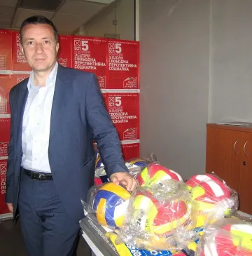 Янаки Стоилов връчи спортни екипи за училищни отбори