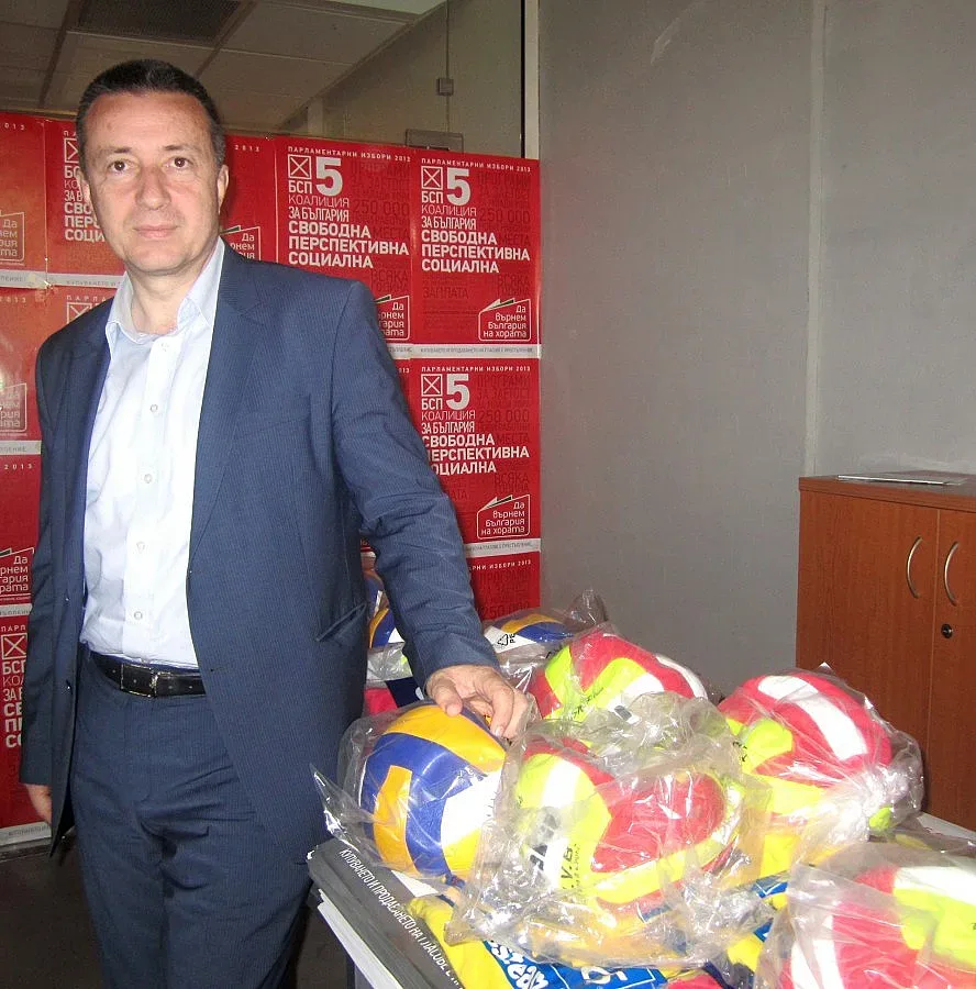 Янаки Стоилов връчи спортни екипи за училищни отбори