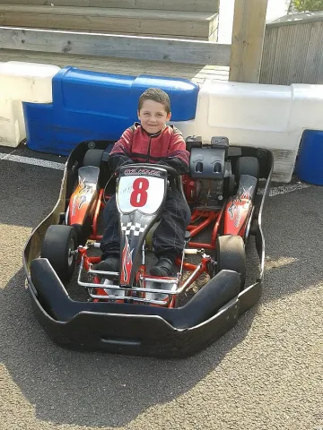 8-годишното варненче дебютира на пистата на Люис Хамилтън