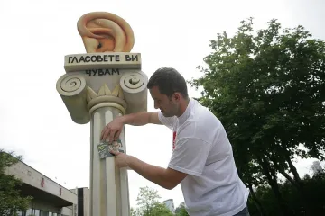 Млади социалисти издигнаха „Паметник на ушите" пред ГЕРБ