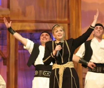 Николина Чакърдъкова пее в подкрепа на БСП