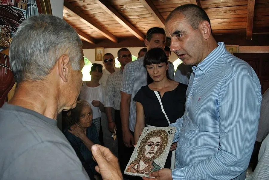 Цветанов дари икона на Исус на храм