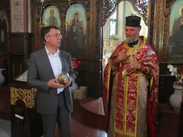 Кметът на Кърджали дари уникална икона на храм
