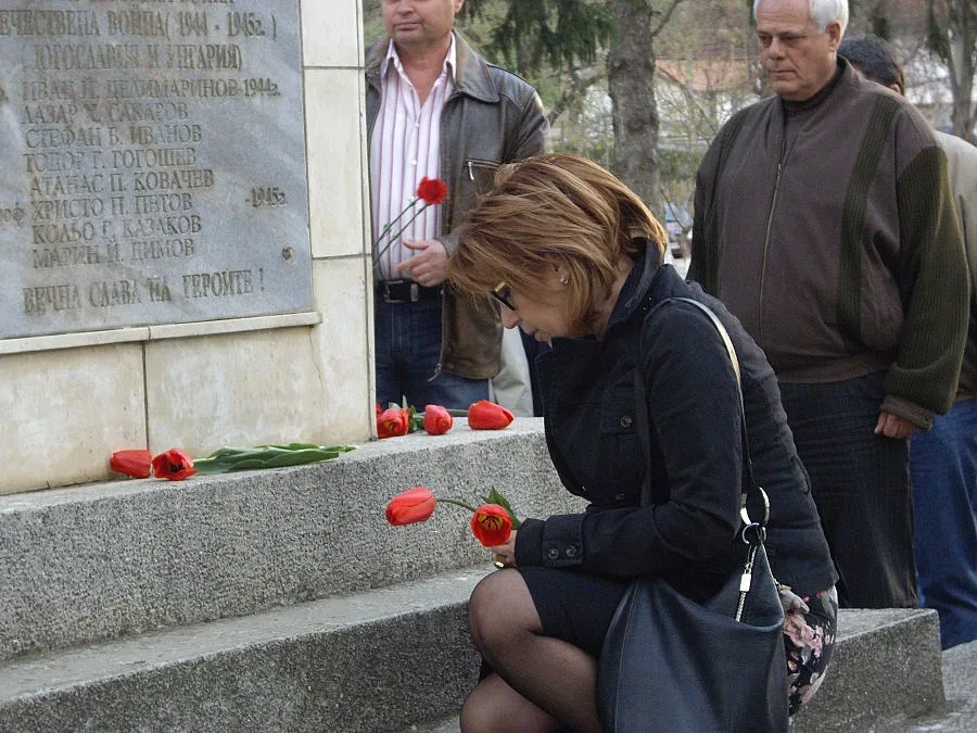 Татяна Буруджиева почете героите на Разград