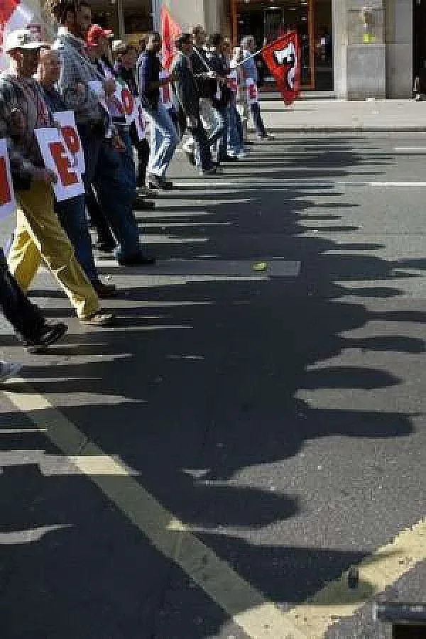 Десетки излязоха на протест срещу икономиите в Париж