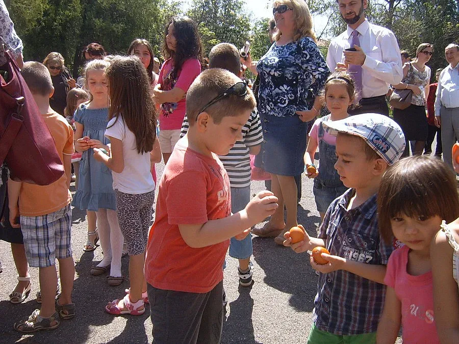 Децата в Кърджали се "сбориха" с великденски яйца