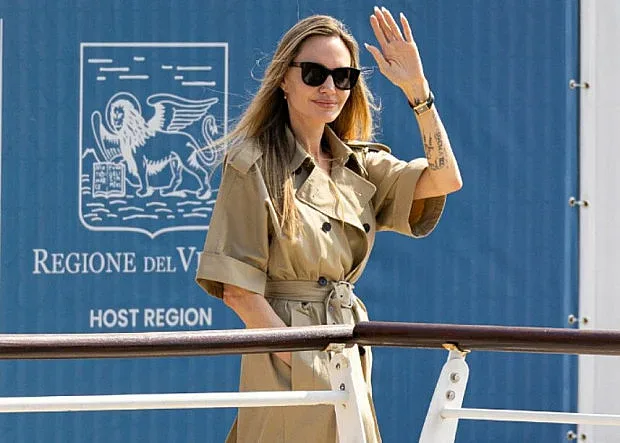 Джоли каза "сбогом" на брюнетките