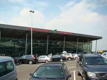 Стотици очакват Благодатния огън на летище Пловдив