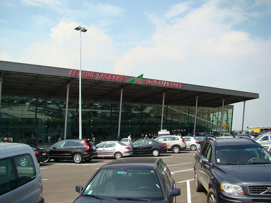 Стотици очакват Благодатния огън на летище Пловдив