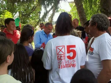 Станишев обеща държавна помощ за всеки първокласник