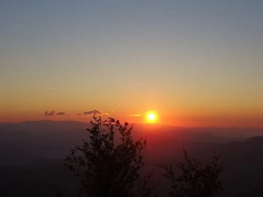 Кръст от светлина над родопския Ком