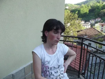 Плашат със смърт жената на човек факла 