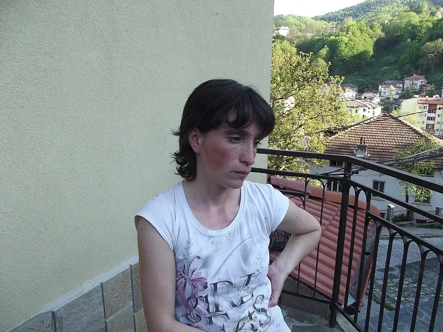 Плашат със смърт жената на човек факла 