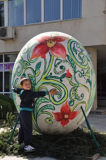 Огромно великденско яйце е атракция в Разлог