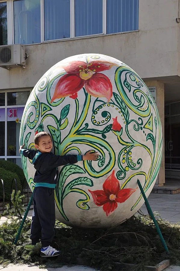 Огромно великденско яйце е атракция в Разлог