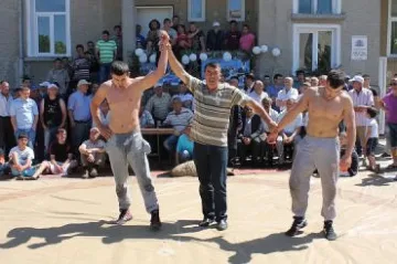 Млечино събра пехливани от три области