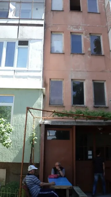 Майка на три деца плаши със скок от 3-ия етаж