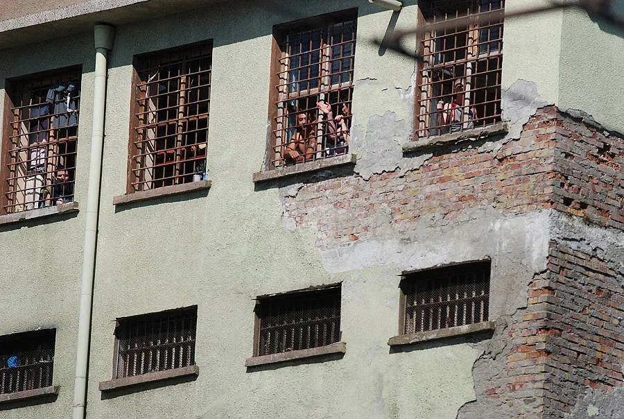 Храна бонус за затворници, които месят козунаци