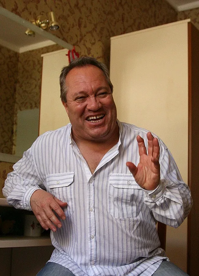 Мамалев черпи с вино от Поморие, жена му пече агнето