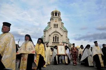 "Достойно есть" излиза от храма на Гергьовден