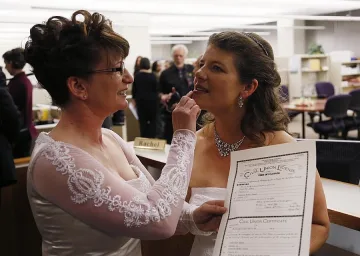 Забраниха ярките червила в Турските авиолинии 