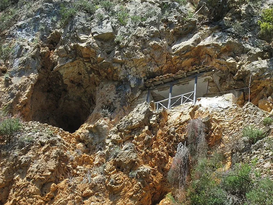 Пътят до пещерата е изпитание за поклонниците