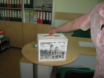 Данъчни даряват пари за нова църква