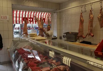 Един тон незаконно месо в магазините