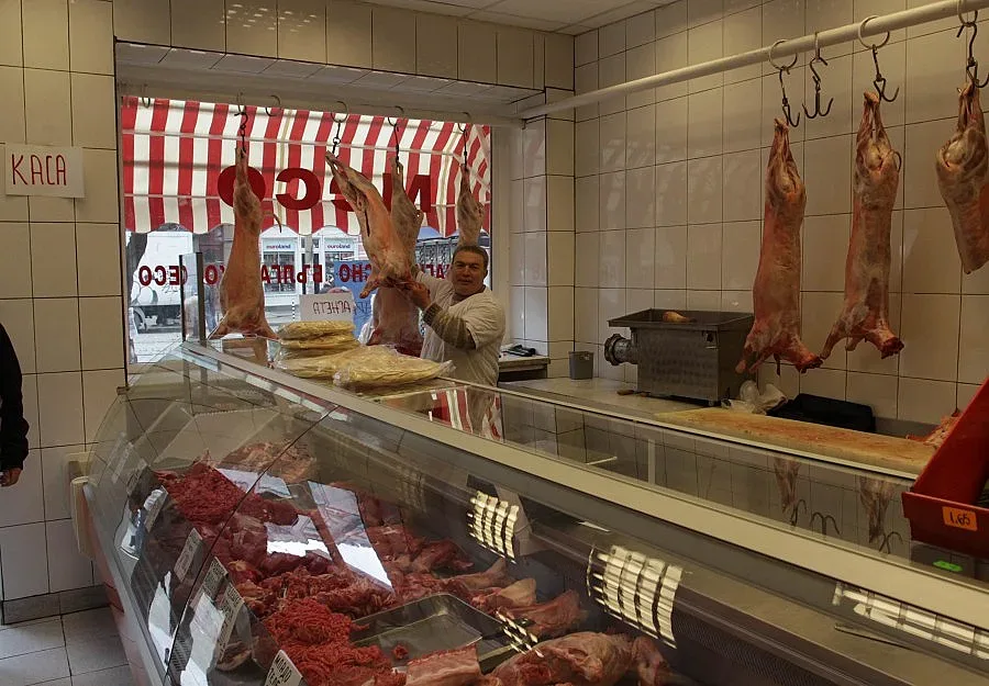 Един тон незаконно месо в магазините