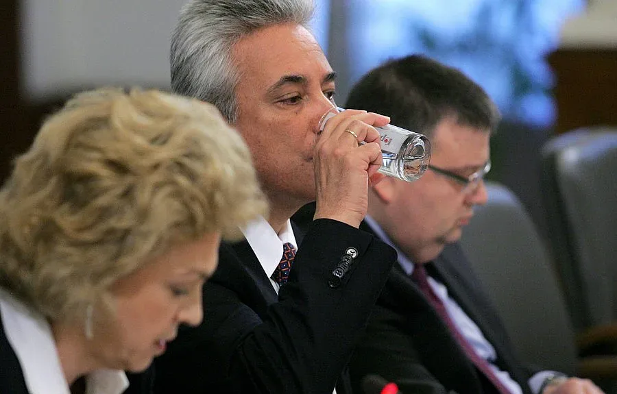 Първанова зове да спрат коментарите за "ушите"