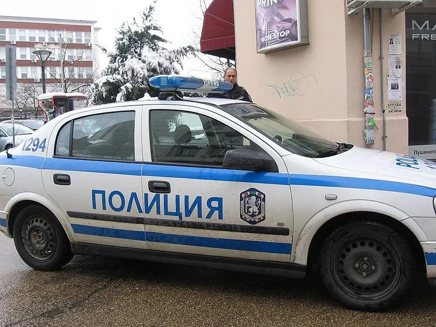 Разселват полицаи заради роднини в секциите