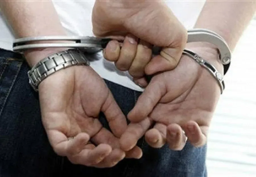 Полицаи контузиха арестант