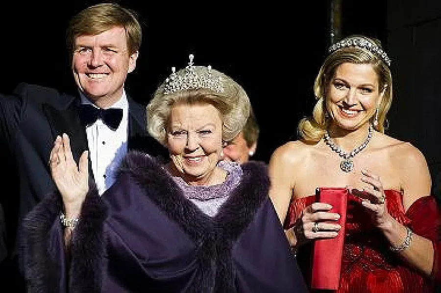 Кралица Беатрикс абдикира