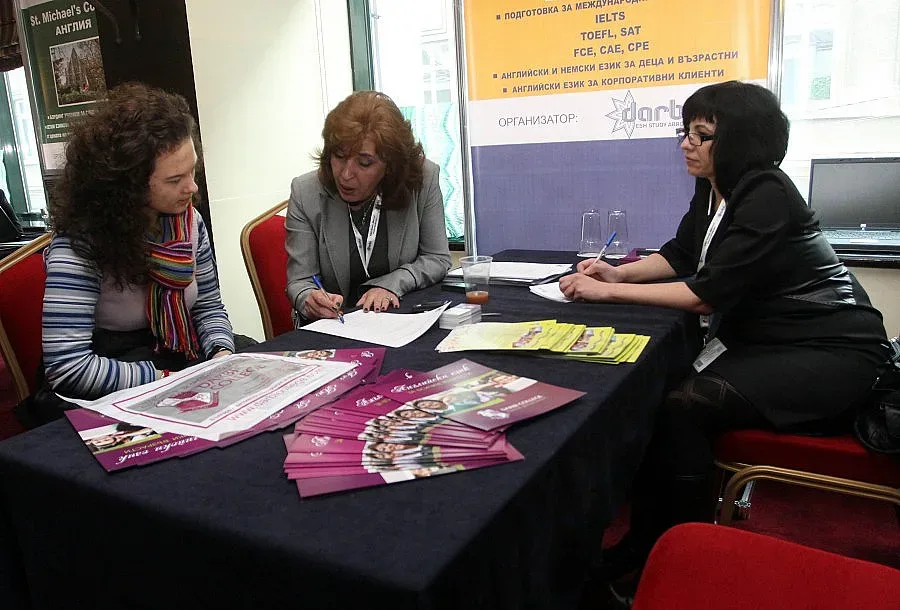 Майстор на перото ще учи английски гратис