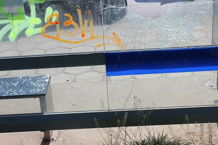 Вандали трошат нови спирки в Благоевград