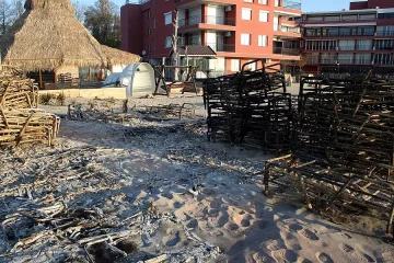 Подпалиха две кръчми на плажа в Несебър