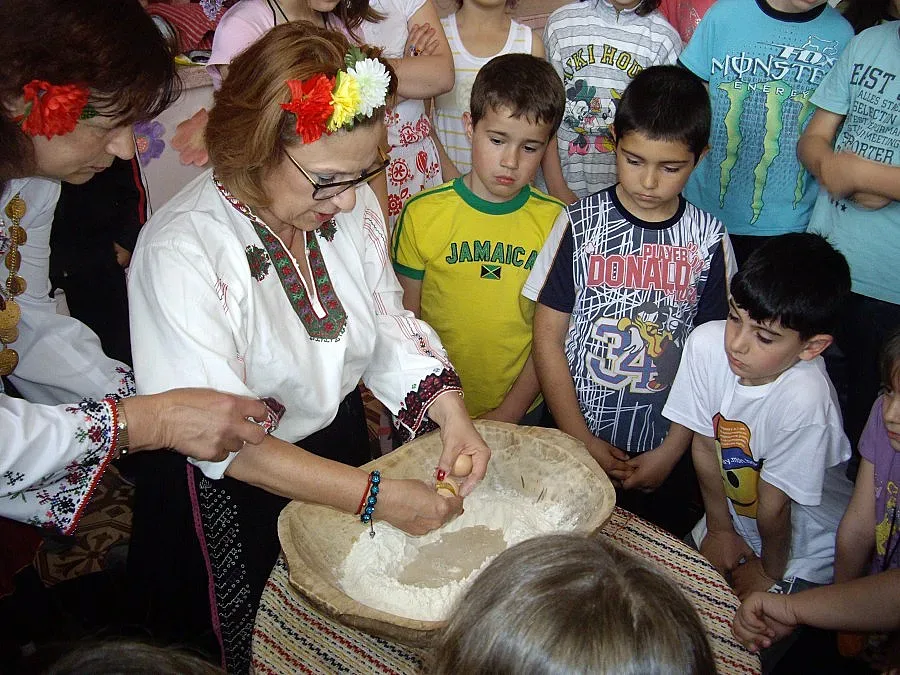 Татяна Буруджиева показва как се меси козунак