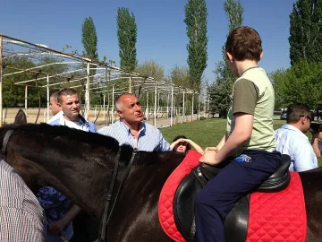 Борисов се срещна с деца в конна база в Нова Загора