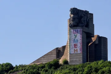 Паметникът в Шумен осъмна опакован