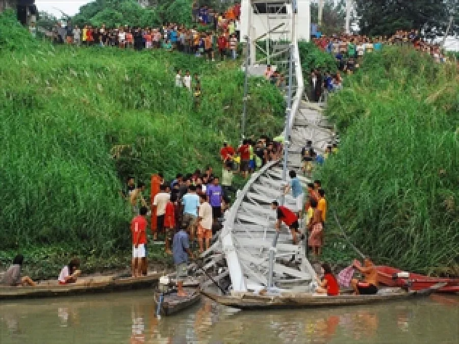 Рухна мост в Тайланд