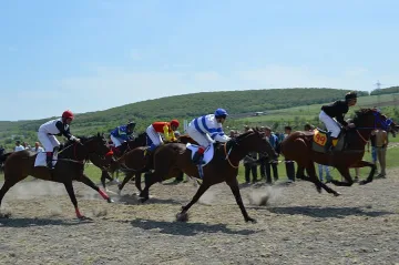 Лиляна Павлова празнува Цветница на конни надбягвания