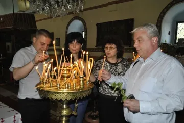 Кандидати от ГЕРБ се радват на реновиран храм