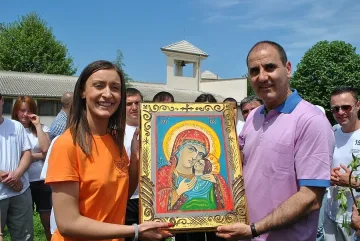 Цветанов подари икона на църквата на Ванга